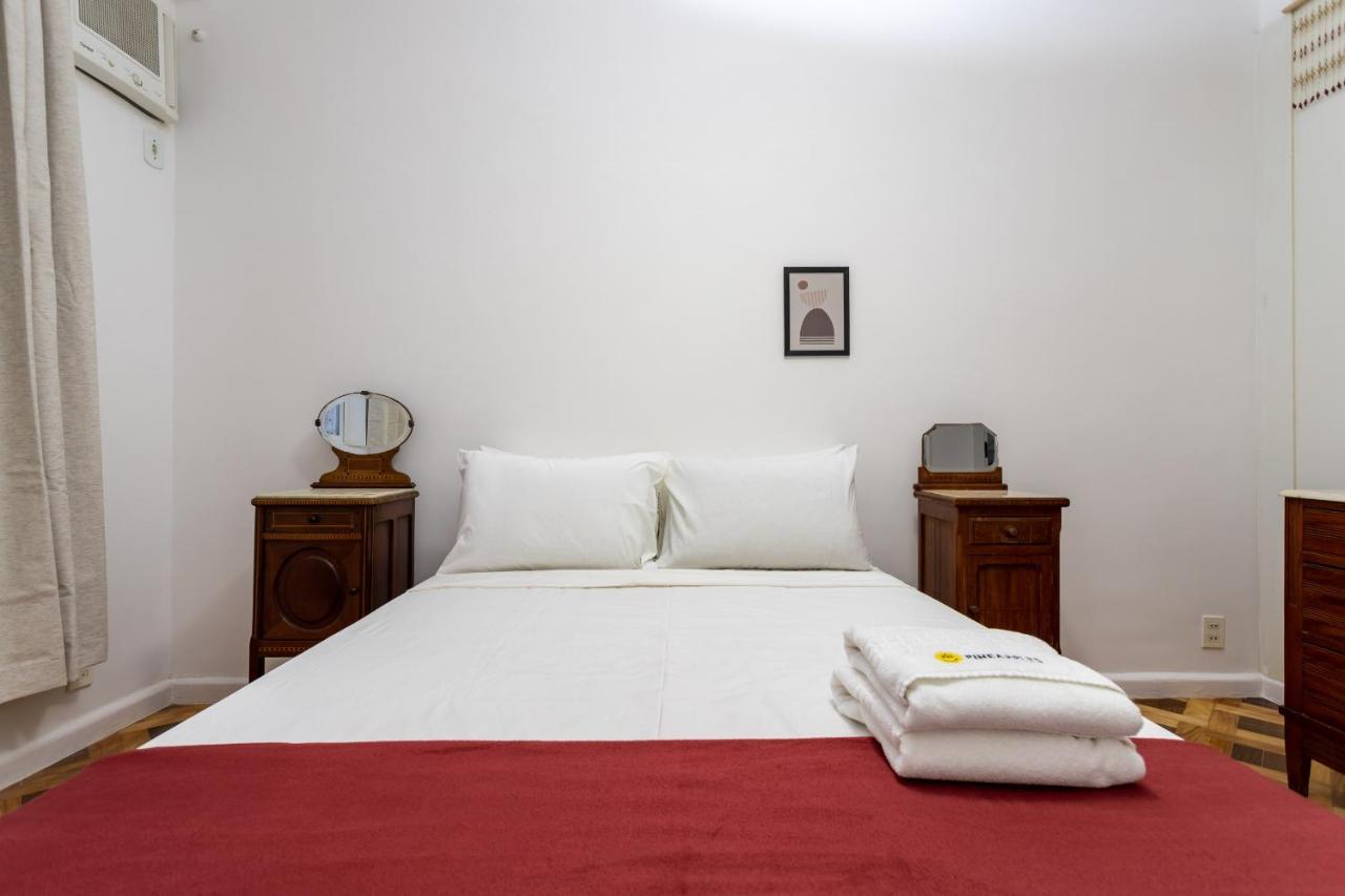 Apartamento Gracioso No Leblon - 2 Quartos - Ap102 *