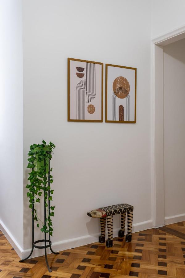 Apartamento Gracioso No Leblon - 2 Quartos - Ap102 *