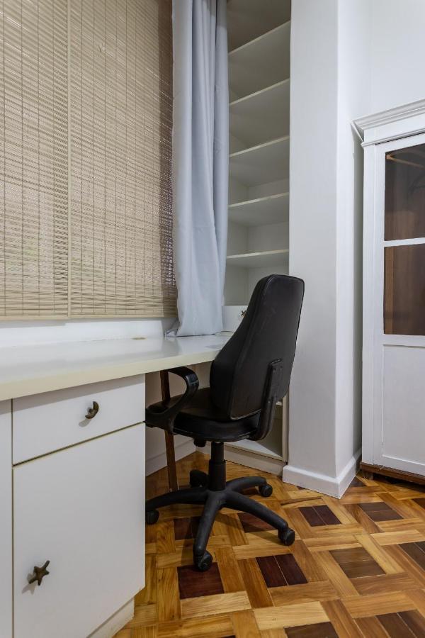 Apartamento Gracioso No Leblon - 2 Quartos - Ap102 *