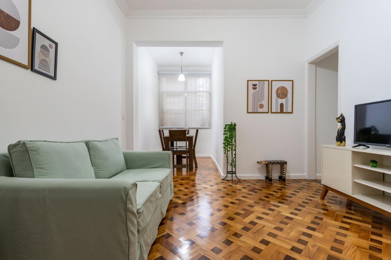 Apartamento Gracioso No Leblon - 2 Quartos - Ap102 *