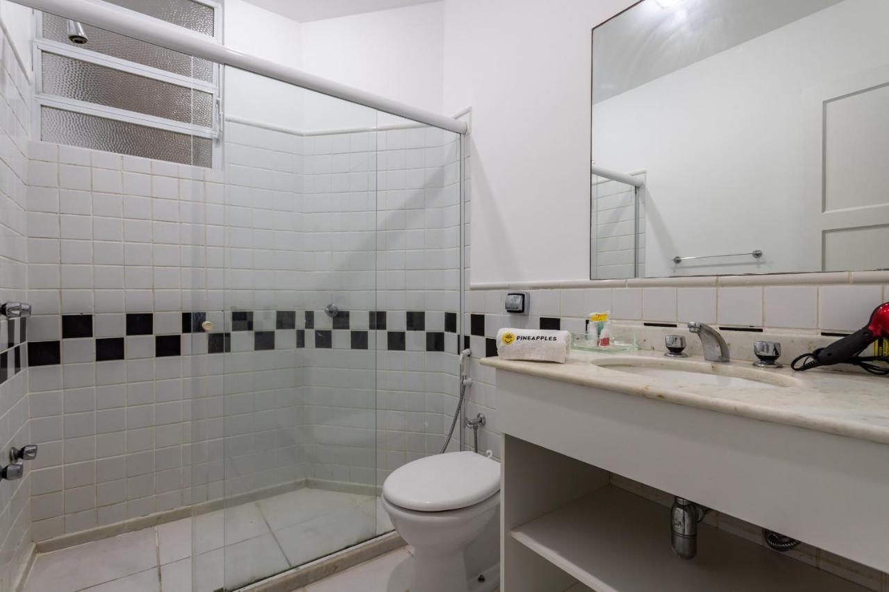 Apartamento Gracioso No Leblon - 2 Quartos - Ap102 *